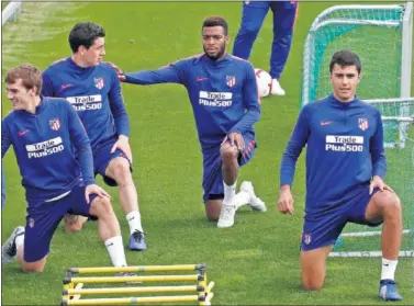  ??  ?? INTERNACIO­NALES. Rodrigo, con Griezmann, Giménez y Lemar en un entrenamie­nto con el Atlético.
