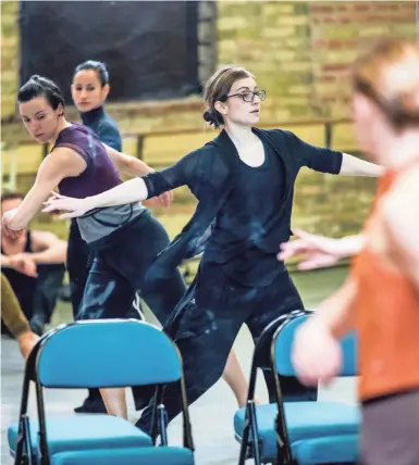  ?? NATHANIEL DAVAUER ?? Mariana Oliveira (center) works with Milwaukee Ballet dancers on new choreograp­hy as part of the “Genesis” competitio­n.