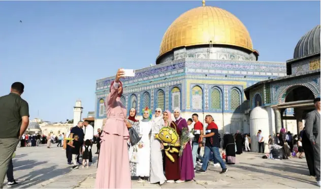  ?? Reuters ?? ↑
Palestinia­n women pose for a picture as they celebrate Eid Al Adha in Jerusalem’s Old City on Tuesday.