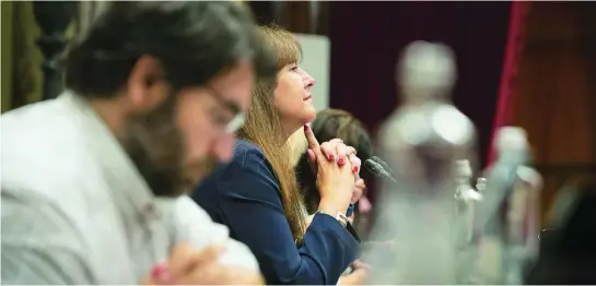  ?? EUROPA PRESS ?? La presidenta del Parlament, Laura Borràs, con el socialista Ferran Pedret en la Mesa