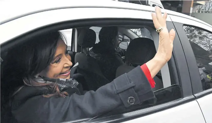  ?? FOTO TELAM ?? En campaña. La ex presidenta Cristina Kirchner sale de la sede de los estudios Crónica TV luego de ser entrevista­da y de hablar sobre la tragedia de Once.