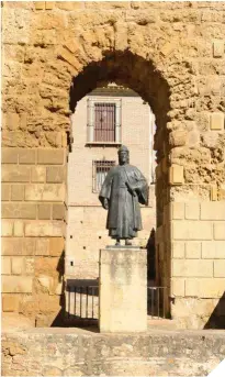  ??  ?? A la derecha, monumento a Ibn Hazm junto a la Puerta de Sevilla en Córdoba. El poeta escribió varias obras históricas en las que documentó las luces y sombras del califa. Abajo, un grabado sobre la recepción de Abderramán III a los embajadore­s del rey Othon I del Sacro Imperio Romano Germánico en el año 959.