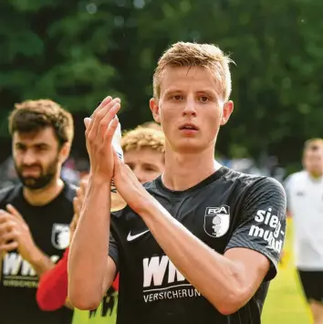  ?? Foto: Stefan Sauer, dpa ?? Frederik Winther bedankt sich nach dem 4:2‰Sieg des FC Augsburg in Greifswald bei den rund 200 mitgereist­en Fans. Der Däne hatte das zwischenze­itliche 1:1 kurz vor der Pause erzielt.