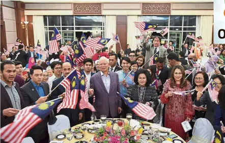  ?? — Bernama ?? Flying proud: Najib and Rosmah singing the ‘Aku Negaraku’ with Zulhasnan and Malaysian students studying in the US, during a dinner at the Malaysian Embassy.
