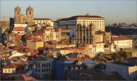  ?? ALBERT STUMM, THE ASSOCIATED PRESS ?? Porto, Portugal, from the Vitoria lookout point. Spectacula­r sunsets are a major tourist attraction and places to view them are labelled on maps.