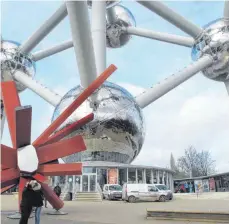  ?? FOTO: DPA ?? Bei Touristen ist das Atomium als Fotomotiv sehr beliebt. Das 102 Meter hohe Bauwerk wurde für die Weltausste­llung 1958 errichtet.