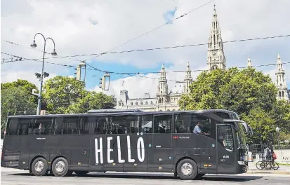  ??  ?? Dunkle Wolken über dem Fernbusmar­kt: Der Markt für Fernreiseb­uslinien in Österreich ist bereits dicht besetzt – die ÖBB startet dennoch mit ihren neuen schwarzen Hellö-Mercedes-Bussen.