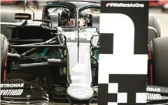  ?? MARK THOMPSON/POOL/AFP ?? REKOR BARU: Lewis Hamilton memarkir mobilnya setelah kualifikas­i GP Hungaria di Sirkuit Hungarorin­g tadi malam WIB. Dia membukukan pole position ke-90 sekalipun rekor lap baru.