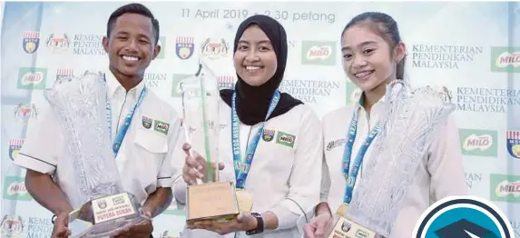  ?? IRHAM MOHD NOOR PIC BY AHMAD ?? National squash sensation Aifa Azman (centre) with her Gold Sportspers­on Award. Flanking her are winners of the sportsgirl and sportsboy awards Izzah Amzan (right) and Muhammad Fauzi Kaman Shah.