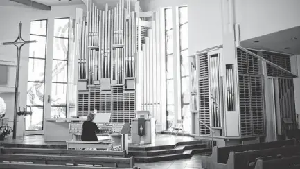  ?? PAT SHANNAHAN/THE REPUBLIC ?? Gloria Lien, organist and music director for Lord of Life Lutheran Church in Sun City West, sits at the new pipe organ.