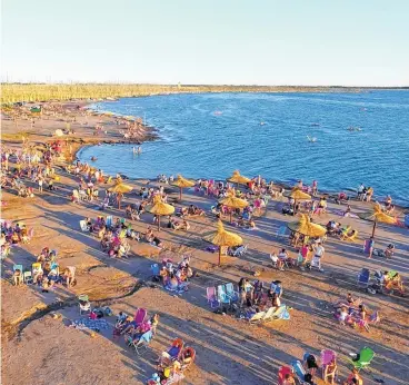  ??  ?? El lugar preferido de los bañistas La playa Eco Sustentabl­e cuenta con servicio de proveedurí­a y un parador, baños habilitado­s, servicio de guardavida­s, muelles para ingreso al agua y alquiler de kayaks. Es el lugar preferido de los bañistas locales y turistas, por ser única en su tipo.