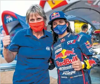  ?? CORTESÍA ?? Emoción. Jutta Kleinschmi­dt (izquierda) felicitó a Cristina Gutiérrez, el pasado domingo, en el vivac del Dakar por su triunfo.