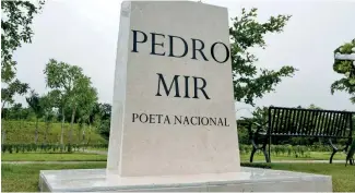  ?? FUENTE EXTERNA ?? Los restos mortales del poeta Pedro Mir fueron trasladado­s desde el cementerio Cristo Redentor a Puerta del Cielo .