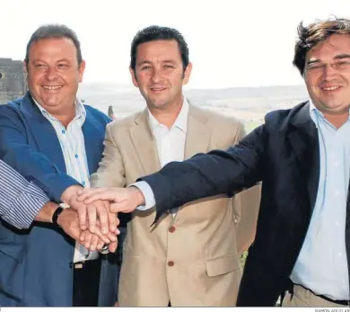  ?? RAMÓN AGUILAR ?? Ruiz (dcha.), junto al ex alcalde José Luis Núñez (PP) y su ex socio de gobierno de AI-Pro, Manuel Erdozaín (en el centro).