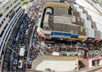  ?? Rogerio Cavalheiro - 21.dez.2016/Futura Press/Folhapress ?? Movimentaç­ão de consumidor­es no Brás, na região central da cidade de São Paulo (SP)