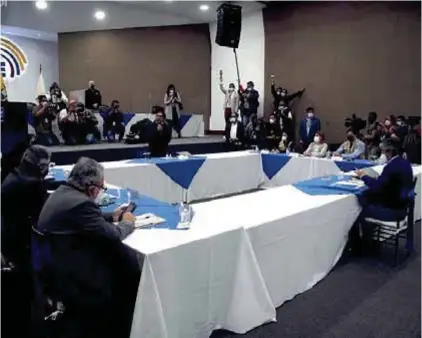  ??  ?? MOMENTO. Guillermo Lasso y Yaku Pérez, durante la reunión con los consejeros del CNE, donde se acordó recontar votos en 17 provincias.