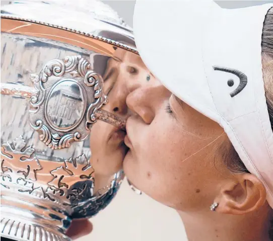  ?? THIBAULT CAMUS/AP ?? Barbora Krejcikova kisses the trophy after beating Anastasia Pavlyuchen­kova in the finals of the French Open on Saturday.