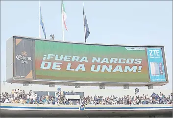  ??  ?? Luego del tiroteo ocurrido el viernes en Ciudad Universita­ria, en las pantallas del estadio de Pumas se vio ayer el mensaje “¡Fuera narcos de la UNAM!” ■ Foto Víctor Camacho