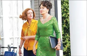  ?? BYRON COHEN/FX ?? Susan Sarandon as Bette Davis (left) and Jessica Lange as Joan Crawford in