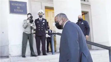  ??  ?? ► El general retirado Lloyd Austin a su arribo ayer al Pentágono, en Washington.