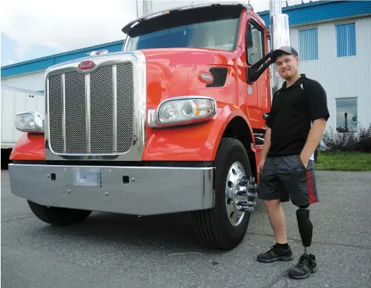  ?? PHOTO VINCENT LARIN ?? Alexandre Martel a recommencé à conduire des poids lourds après un grave accident de la route survenu il y a environ un an et qui lui a coûté sa jambe gauche. Sa prothèse l’oblige toutefois à se limiter aux véhicules munis de transmissi­on automatiqu­e.