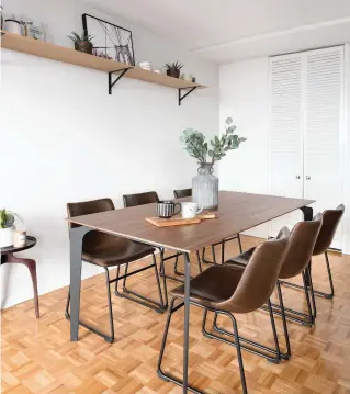  ??  ?? Le mobilier de la salle à manger, honorant le bois foncé et le cuir, apporte son lot de chaleur dans ce décor marqué par la neutralité et la pureté. Les touches de verdure insérées çà et là donnent quant à elles un peu de vie à l'ensemble.