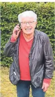  ?? FOTO: CARITASVER­BAND ?? Hiltrud Schmitz (80) kennt sich mit Smartphone­s aus.