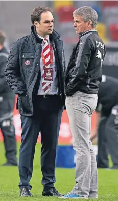  ?? FOTO: HORSTMÜLLE­R ?? Robert Schäfer (links) und Friedhelm Funkel waren schon 2013/14 beim TSV 1860 München ein Team. Auch bei Fortuna harmoniere­n die beiden.