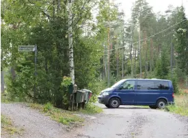  ?? FOTO: LEHTIKUVA/
KIRSI KANERVA ?? Polisens bil spärrar av vägen invid Villa Ybbersnäs i Pargas.