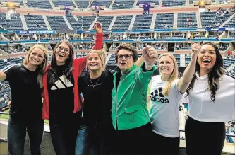  ?? SAMANTHA HUGHEY THE ASSOCIATED PRESS ?? Former tennis star Billie Jean King, third from right, poses with , from left, Canadians Renata Fast and Rebecca Johnston, Americans Brianna Decker, and Kendall Coyne Schofield and Canadian Sarah Nurse.
