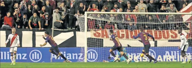  ??  ?? SALVADOR. Luis Suárez, autor de dos goles y un remate al palo, celebra el tanto que le daba la victoria al Barcelona en Vallecas.