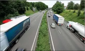  ??  ?? Baisser la vitesse autorisée à 110 km/h pour éviter les coups d’accordéons.