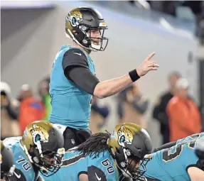  ?? STEVE MITCHELL/USA TODAY SPORTS ?? Quarterbac­k Blake Bortles, center, has done just enough to keep the Jaguars offense going.