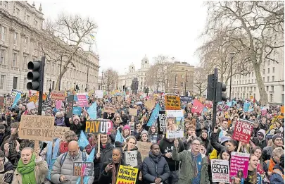  ?? AP ?? Miles de trabajador­es marcharon ayer por las calles de Londres