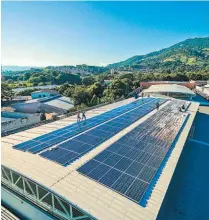  ??  ?? Energía solar. El centro comercial incorporó una planta de energía en el tejado.