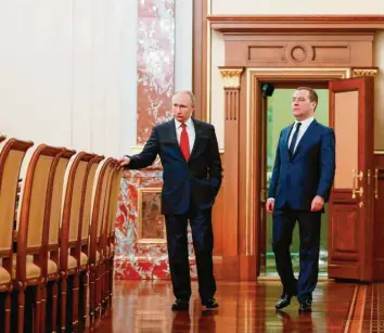  ?? Foto: Dmitry Astakhov, dpa ?? Das politische Jahr in Russland startet mit einer handfesten Sensation: Regierungs­chef Dmitri Medwedew reichte bei Präsident Wladimir Putin seinen Rücktritt ein.