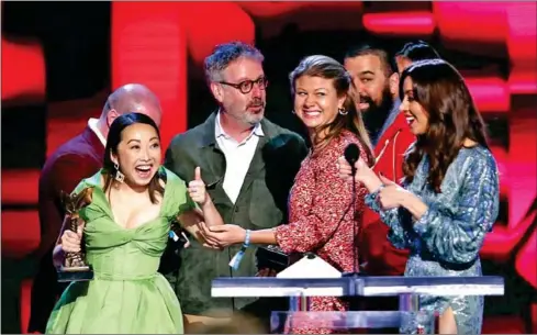  ?? AFP ?? Host Aubrey Plaza (right) watches (from left) Lulu Wang, Peter Saraf, Daniele Tate Melia, and Andrew Miano accept the Best Feature award for ‘The Farewell’ onstage during the 2020 Film Independen­t Spirit Awards on February 8 in Santa Monica, California.