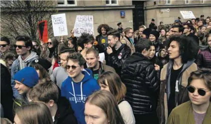  ??  ?? Przed siedzibą MEN solidarnoś­ć z nauczyciel­ami manifestow­ali wczoraj warszawscy uczniowie