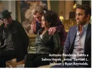  ??  ?? Antonio Banderas habla a Salma Hayek , entre Samuel L. Jackson y Ryan Reynolds.