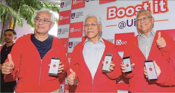  ?? PIC BY LUQMAN HAKIM ZUBIR ?? Higher Education Minister Datuk Seri Idris Jusoh (centre) at the launch of the cashless campus programme at the Sungai Buloh UiTM campus yesterday. With him are UiTM Vice-Chancellor Datuk Dr Hassan Said (right) and Axiata chief executive officer Tan...