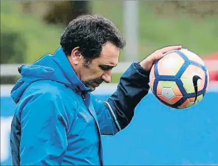  ?? REAL SOCIEDAD ?? Siempre con la pelota. Un pensativo Eusebio Sacristán bota una pelota en un entrenamie­nto de su equipo, la Real Sociedad