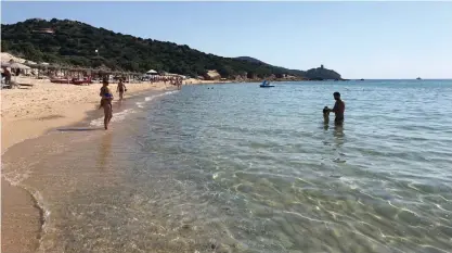  ?? FOTO: KARL A.RITTER/TT-AP ?? Ön Sardinien är bland annat känt för sitt kristallkl­ara vatten, här sett utanför staden Chia.
■