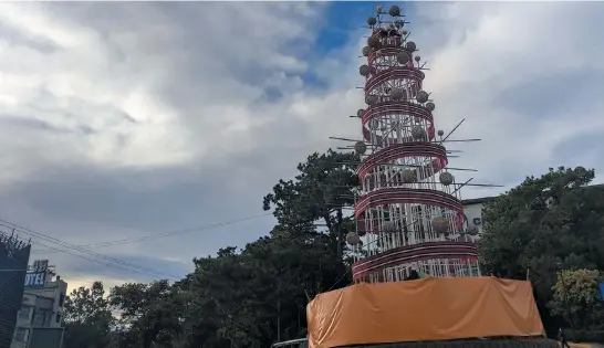  ?? Photo by Neil Clark Ongchangco ?? CORDILLERA­N SHOWCASE. Baguio City's Christmas tree top Session Road will be a showcase of Cordillera­n culture as the city opted to spread out the decoration­s for locals and visitors to view and appreciate.