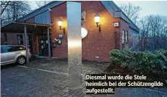  ??  ?? Diesmal wurde die Stele heimlich bei der Schützengi­lde aufgestell­t.