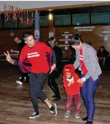  ??  ?? Le petit Tom danse avec sa maman.