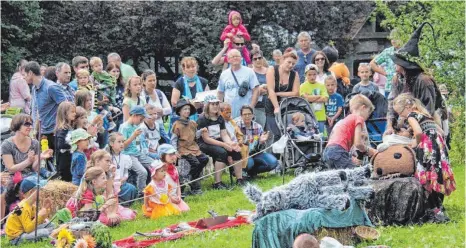  ?? FOTO: WINFRIED RIMMELE ?? Esel und Eule werden mit Tinkturen behandelt, die die Hexe Raija zuvor hergestell­t hat.