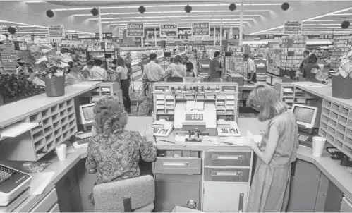  ?? Houston Chronicle file photo ?? Tellers were ready to help customers at a Commonweal­th Bank branch in the Randall’s supermarke­t on Saums Road in 1984.