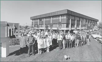  ?? INTEL ?? Intel employees in 1971. This California facility is where the 4004 was initially manufactur­ed.