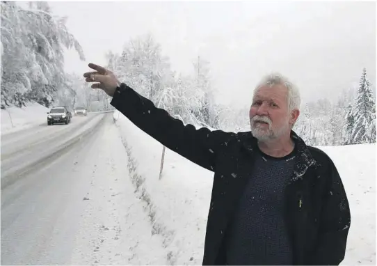  ?? FOTO: KNUT HEGGENES ?? FARLIG: Jan Kåre Finkenhage­n fikk sist tirsdag ei stor bjørk rett på bilen i over 70 km/t på E134. Her viser han flere andre traer som nå henger over europaveie­n i Hjartdal som potensiell­e dødsfeller. – Hadde ikke jeg gitt full gass – hadde jeg ikke...