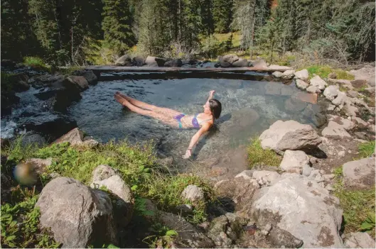  ??  ?? Isabel Gibson relaxes and soaks up the curative powers of the San Antonio hot springs in the Jemez Mountains.